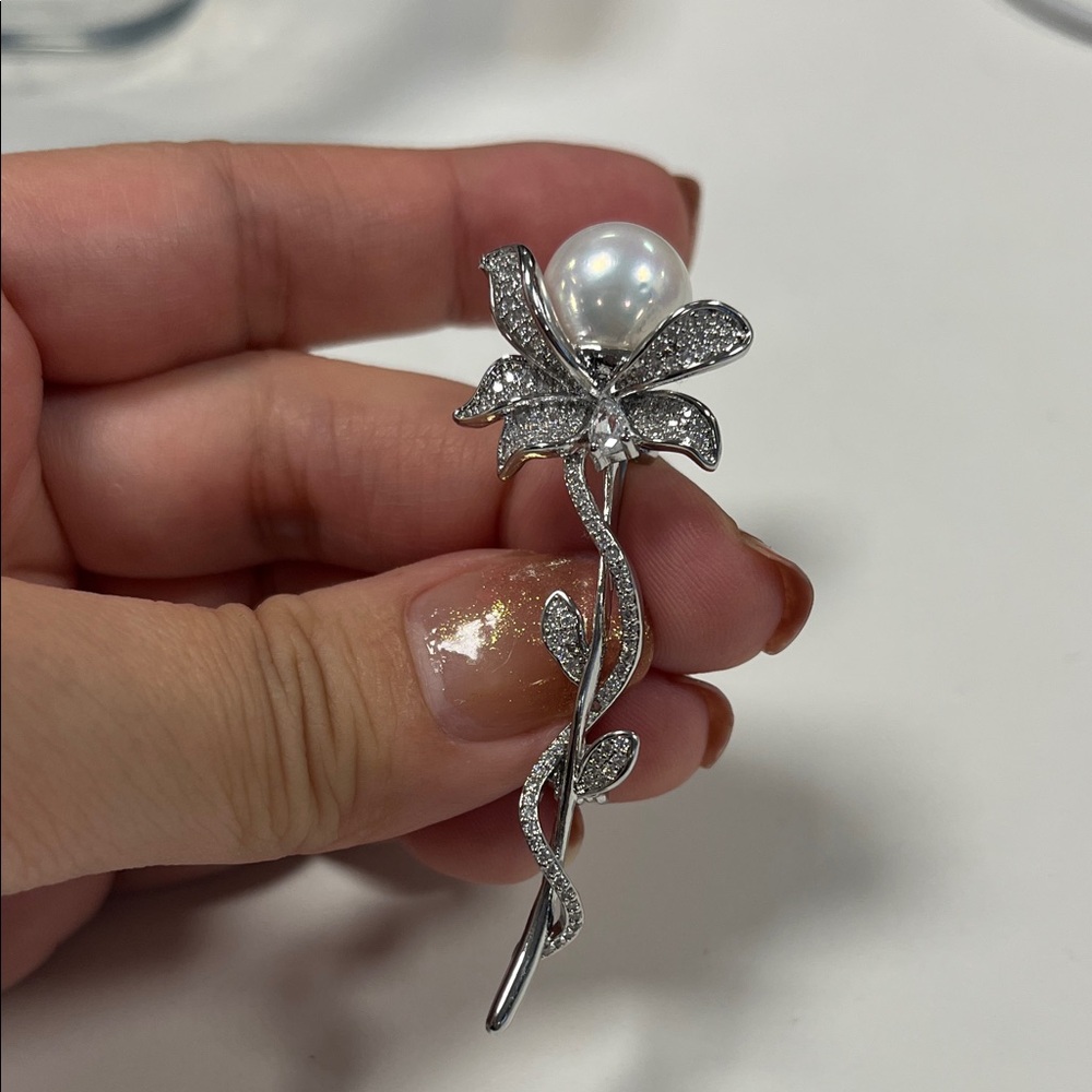 Elegant Silver Floral Freshwater Pearl Brooch
